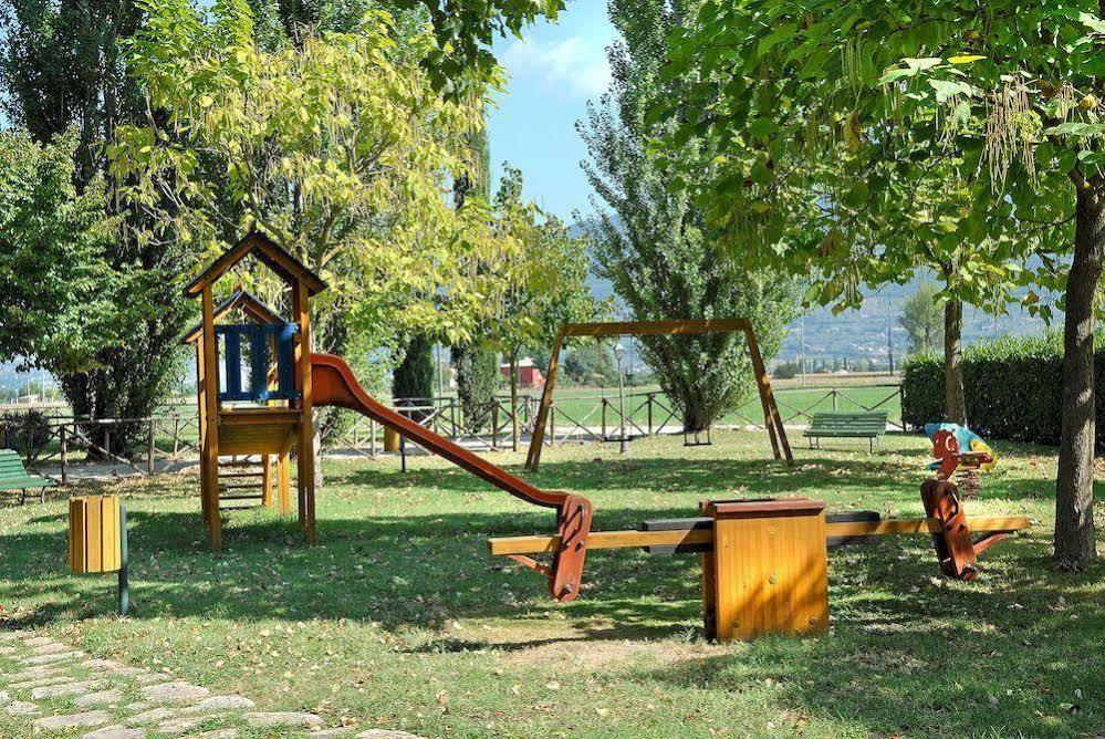 Agriturismo Le Due Torri Torre Quadrano Spello Luaran gambar