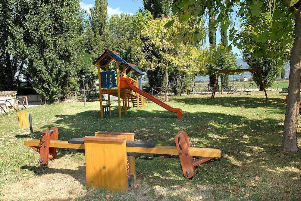 Agriturismo Le Due Torri Torre Quadrano Spello Luaran gambar